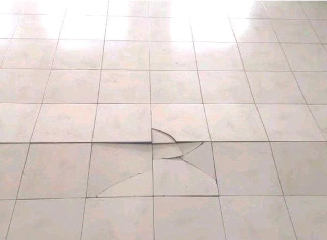 厨房墙砖有空鼓时间久了会不会掉(厨房墙砖有空鼓时间久了会不会掉灰尘)