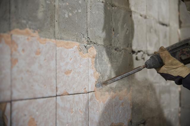 卫生间瓷砖脱落最好的修复办法(卫生间瓷砖脱落的补救方法有哪些)