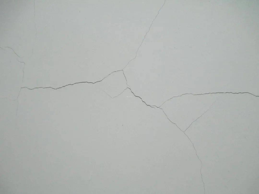 墙砖开裂是什么原因(墙砖开裂是什么原因导致的)